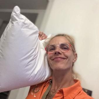 Vaidas foto: viņa smaida, pieglaudusies SHIZURI spilvenam